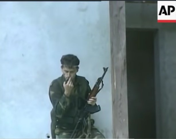 customexico's tweet image. TLがタクティカルだカマホモだ何だとうるさいので、ここでボスニア内戦式タクティカルを伝授しよう。

まずはドアを蹴破ろう！　(ダイナミックに！)
口で手榴弾のピンを抜いて投げこもう！(ワイルドに！タフガイの如く！)
弾丸をぶち込みながらエントリー！(勇ましく！)
以上！