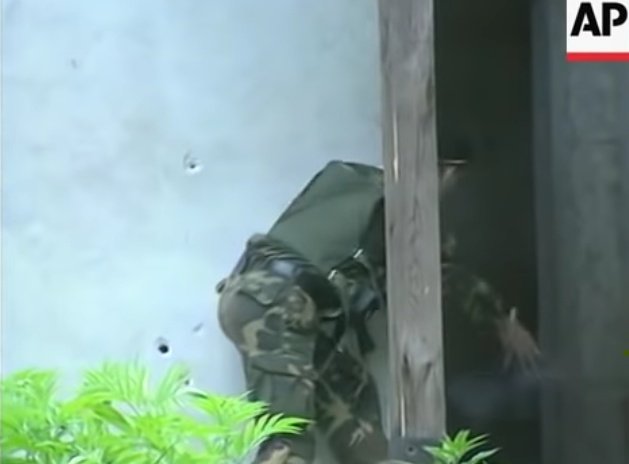 customexico's tweet image. TLがタクティカルだカマホモだ何だとうるさいので、ここでボスニア内戦式タクティカルを伝授しよう。

まずはドアを蹴破ろう！　(ダイナミックに！)
口で手榴弾のピンを抜いて投げこもう！(ワイルドに！タフガイの如く！)
弾丸をぶち込みながらエントリー！(勇ましく！)
以上！