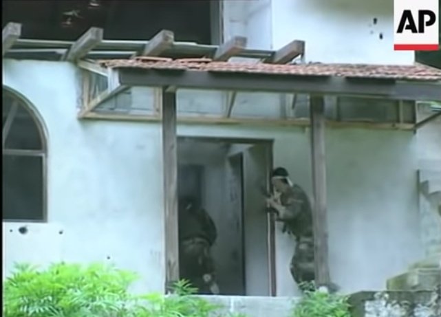 customexico's tweet image. TLがタクティカルだカマホモだ何だとうるさいので、ここでボスニア内戦式タクティカルを伝授しよう。

まずはドアを蹴破ろう！　(ダイナミックに！)
口で手榴弾のピンを抜いて投げこもう！(ワイルドに！タフガイの如く！)
弾丸をぶち込みながらエントリー！(勇ましく！)
以上！