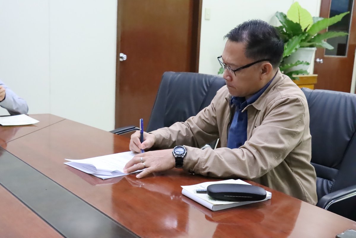 CMUofficial's tweet photo. https://t.co/A8qn2NhxMl
#cmu #moasigning #philippinecollegefoundation #centralmindanaouniversity https://t.co/tIcMbXYvtX