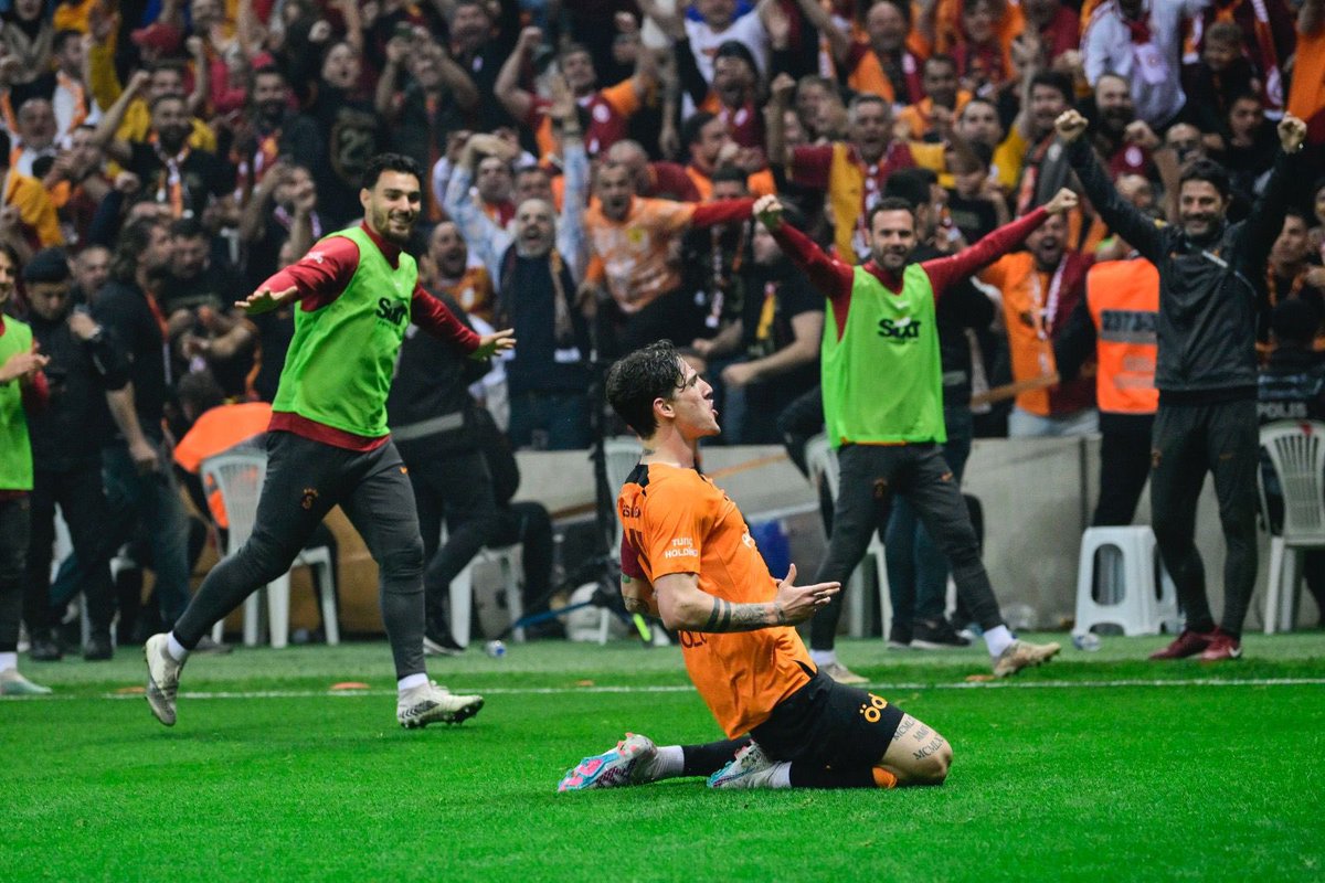 GalatasaraySK's tweet photo. Günaydın #Galatasaray Ailesi https://t.co/W1IvNVkyn6