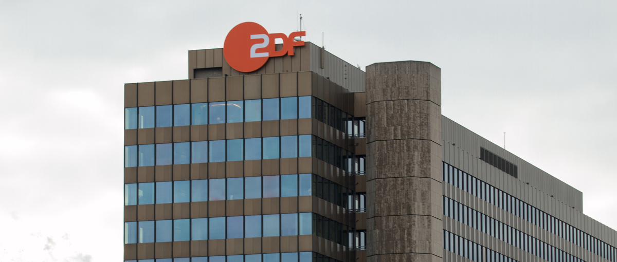 Auf dem Mainzer Lerchenberg gibt es aktuell gleich zwei große Bau- bzw. Sanierungsprojekte - eines davon muss das <a href="/ZDF/">ZDF</a> aber wegen eines Wasserschadens unfreiwillig umsetzen. Teil 3 unserer Reihe über die wahren Sender-Baustellen dwdl.de/magazin/93805/…