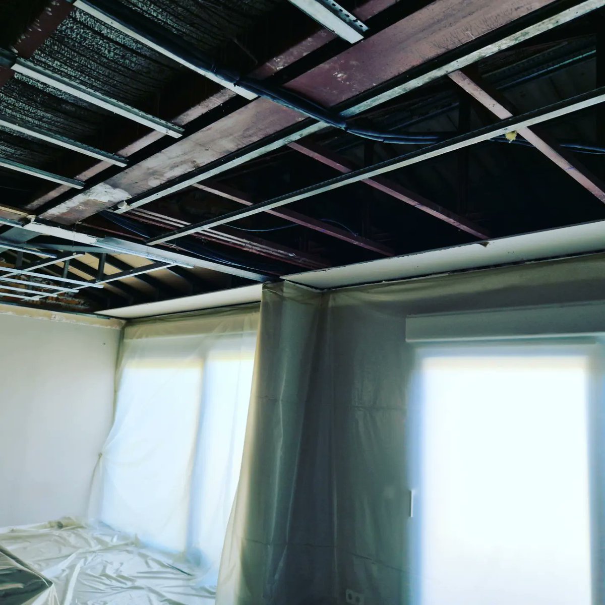 gainza_e's tweet photo. Ayer estuvimos en Alcobendas, aislando parte de los techos de esta preciosa vivienda unifamiliar en la que  @delucioreformas está trabajando. Recordad: "El aislamiento térmico es la única obra que te devuelve dinero"#aislamientotermico #poliuretanoproyectado #EficienciaEnergética https://t.co/zcBECQ8loF