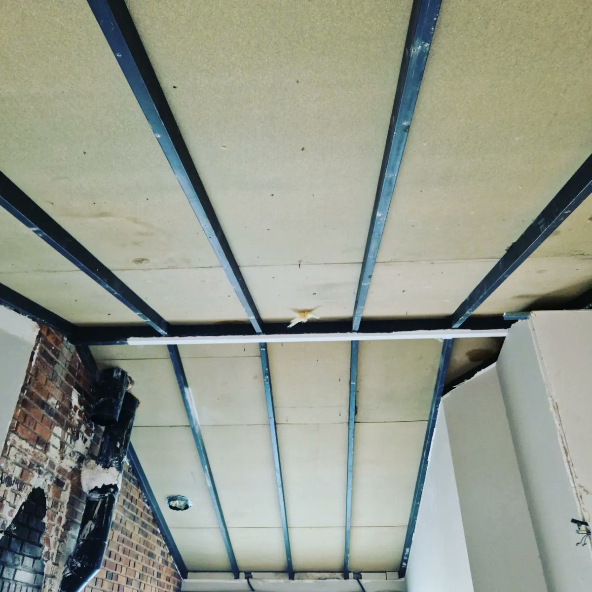 gainza_e's tweet photo. Ayer estuvimos en Alcobendas, aislando parte de los techos de esta preciosa vivienda unifamiliar en la que  @delucioreformas está trabajando. Recordad: "El aislamiento térmico es la única obra que te devuelve dinero"#aislamientotermico #poliuretanoproyectado #EficienciaEnergética https://t.co/zcBECQ8loF
