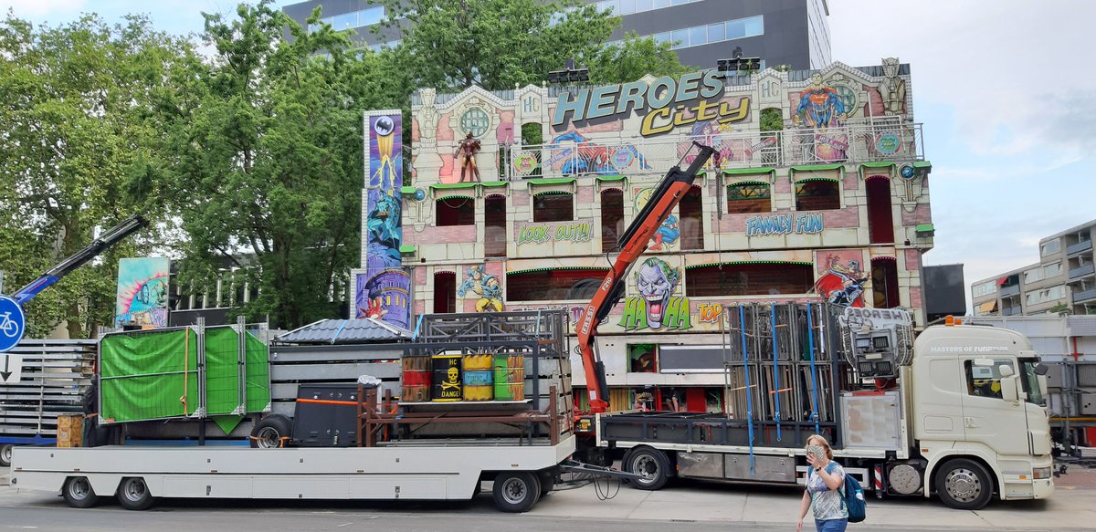 Twi_Terr's tweet image. En ze zijn aan het opbouwen #kermis #Tilburg