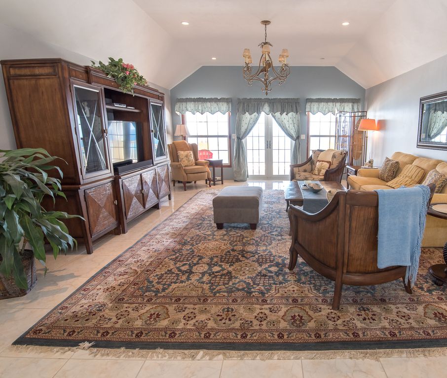 Southern_ViewsR's tweet photo. Experience the ultimate luxury at our #BeachViewVacationHouseRentals in Southampton. Unwind with breathtaking ocean vistas and indulge in a blissful getaway. #LuxuryVacation #BeachHouseRental #SouthamptonRetreat #VacationByOwners https://t.co/nG2DTB4sdk https://t.co/kyeuYBMpji