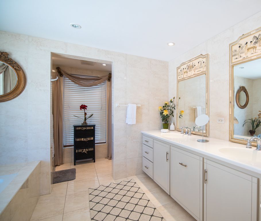 Southern_ViewsR's tweet photo. Experience the ultimate luxury at our #BeachViewVacationHouseRentals in Southampton. Unwind with breathtaking ocean vistas and indulge in a blissful getaway. #LuxuryVacation #BeachHouseRental #SouthamptonRetreat #VacationByOwners https://t.co/nG2DTB4sdk https://t.co/kyeuYBMpji