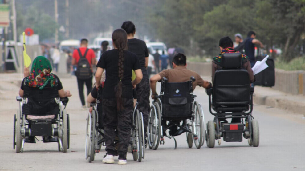 kadriesen1's tweet image. PÎROZ BE
Şoreşa Rojava destpêkê li hemû cangoriyên di oxira şoreşê de canê xwe feda kirin, kesên ku beşeke laşê xwe winda kirin û li gelê kurd û hemû gelên herêmê pîroz be. 
Wê keda berxwedêr û cangoriyan qet neyê jibîrkirin.
 Wê bextreş bi sernekevin.
#ŞoreşaRojava
#19Tîrmeh