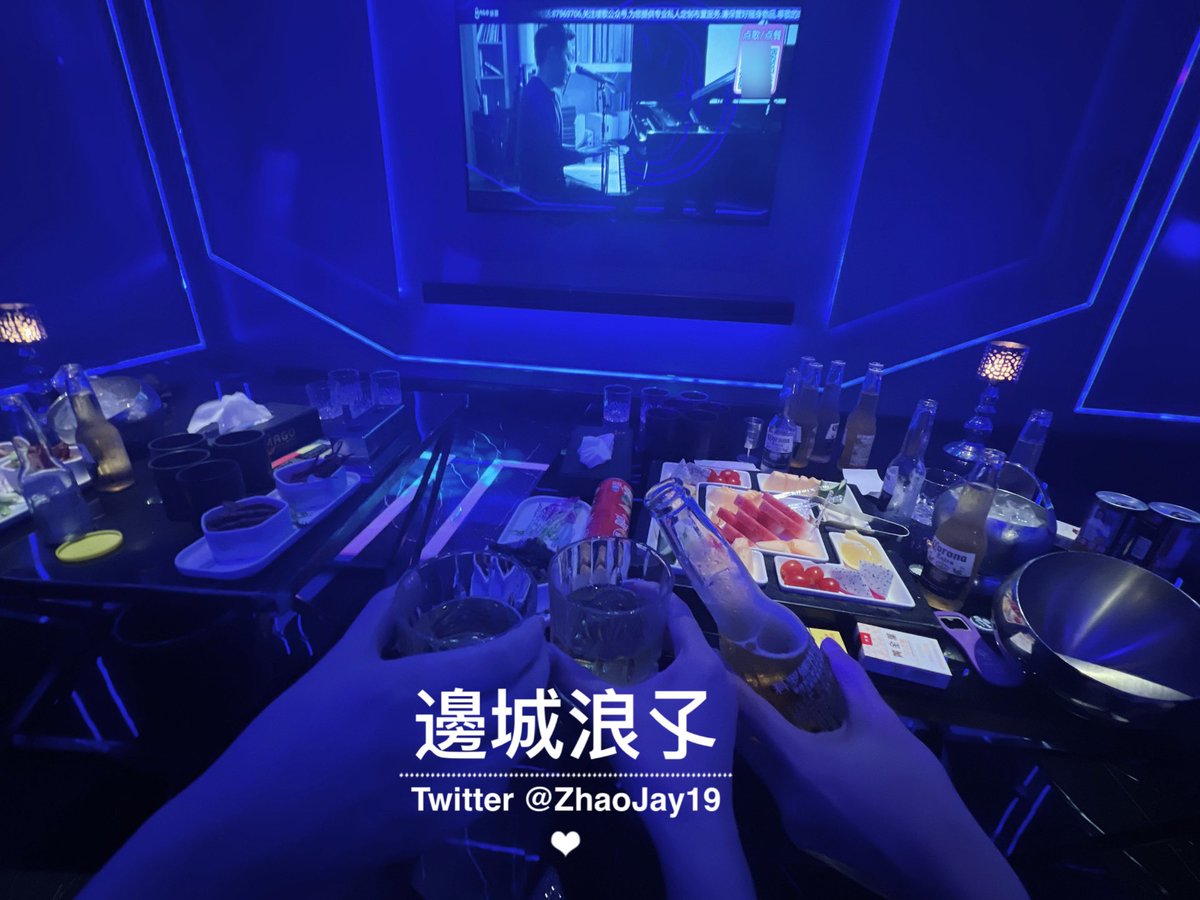 😍昨晚老粉见面 特别想在Ktv里玩，夫人特意穿了开档黑丝短裙！气氛非常到位 自行脑补画面吧~ 我们从来不发大尺度，认识我们或者关注我们很久的粉丝都应该了解我们推特的风格 都是很素的！毕竟出来玩安全第一 不想给双方带来任何不必要的麻烦！🤝🏻

#杭州 https://t.co/TBwKcskCbp