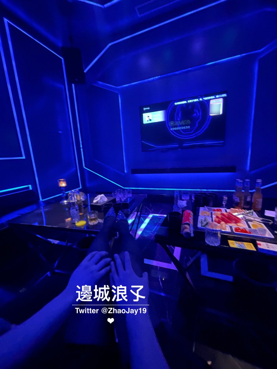 😍昨晚老粉见面 特别想在Ktv里玩，夫人特意穿了开档黑丝短裙！气氛非常到位 自行脑补画面吧~ 我们从来不发大尺度，认识我们或者关注我们很久的粉丝都应该了解我们推特的风格 都是很素的！毕竟出来玩安全第一 不想给双方带来任何不必要的麻烦！🤝🏻

#杭州 https://t.co/TBwKcskCbp