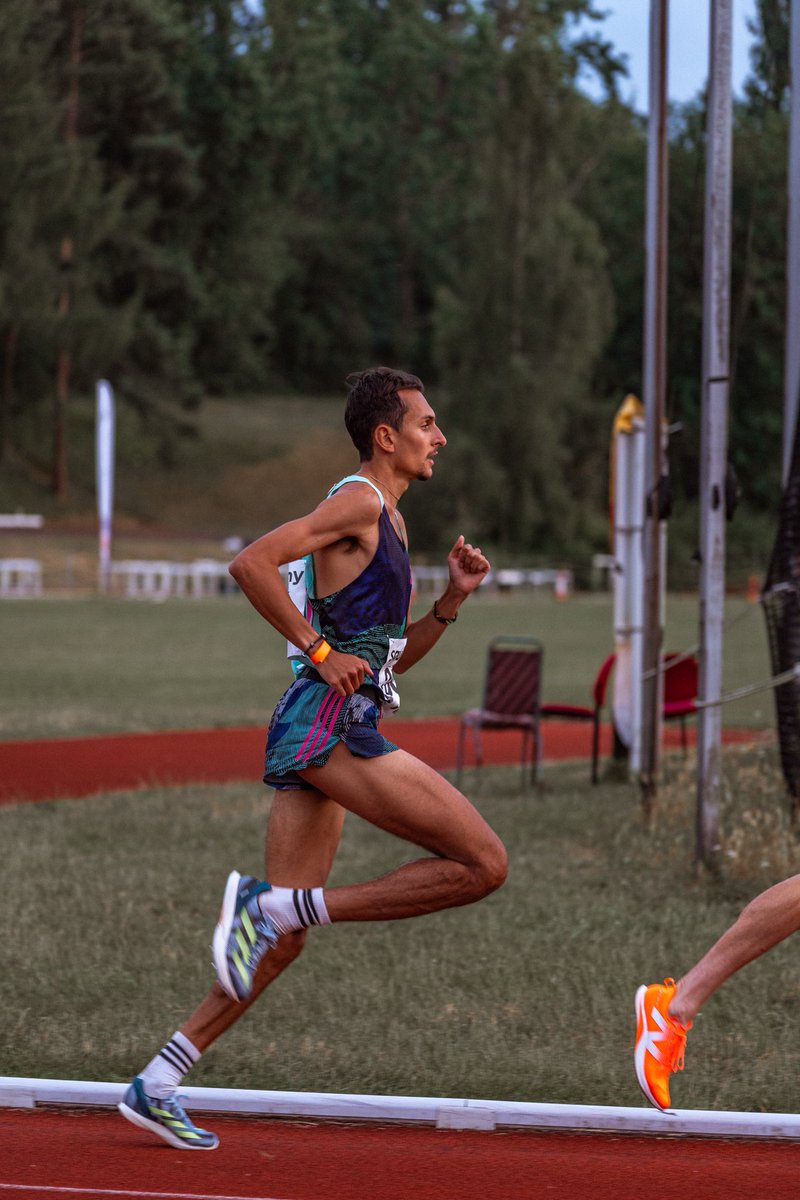 hreadphoto's tweet photo. BMC 3000m, 1st July 🔥 

Cairess v Scott… Adidas v Nike… 🤣 https://t.co/AXpxfk0gak