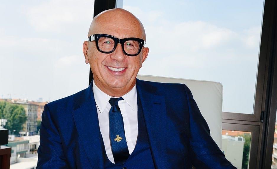 AdvoBarryRoux's tweet photo. Marco Bizzarri, Gucci's CEO to step down in September as Gucci is struggling in growth for few past years. You wear Gucci, I wear Gucci, She wear Gucci, He wear Gucci, They wear Gucci. We all wear Gucci. How is Gucci struggling worldwide? Where do you guys buy your Gucci? https://t.co/rDELlKwf9k