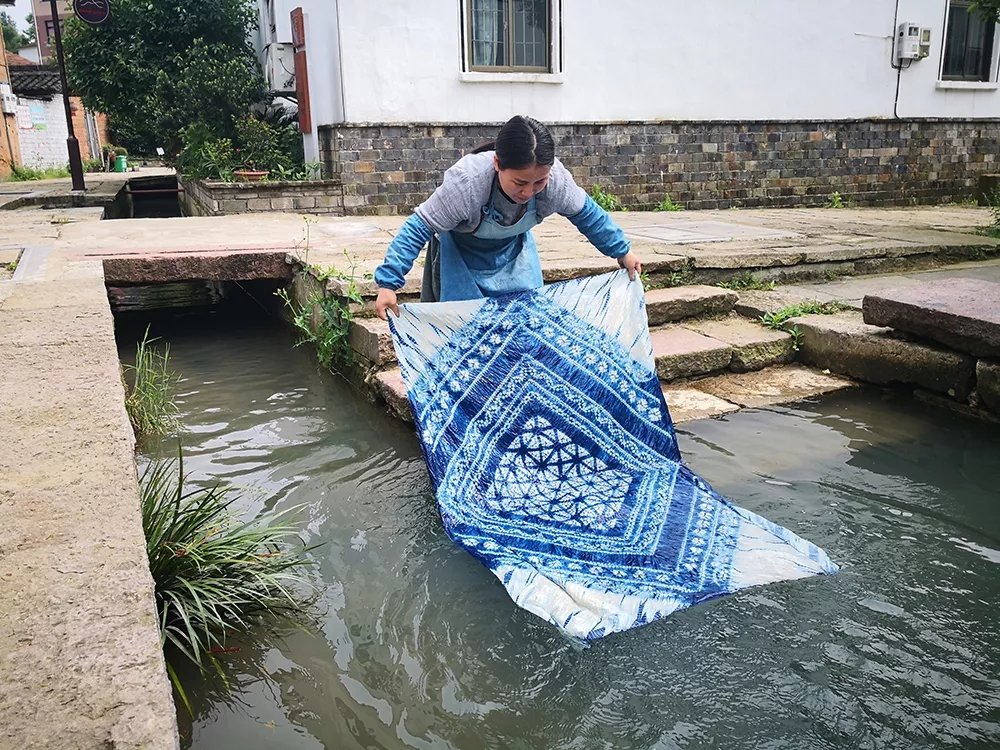 LoveYiwu's tweet photo. Try traditional Wuzhou tie-dyeing and produce beautiful patterns with needles, thread, cotton cloth, brushes at #Yantou Village in #Jinhua. https://t.co/7Bcjb8xZgY