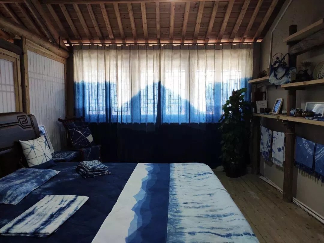 LoveYiwu's tweet photo. Try traditional Wuzhou tie-dyeing and produce beautiful patterns with needles, thread, cotton cloth, brushes at #Yantou Village in #Jinhua. https://t.co/7Bcjb8xZgY