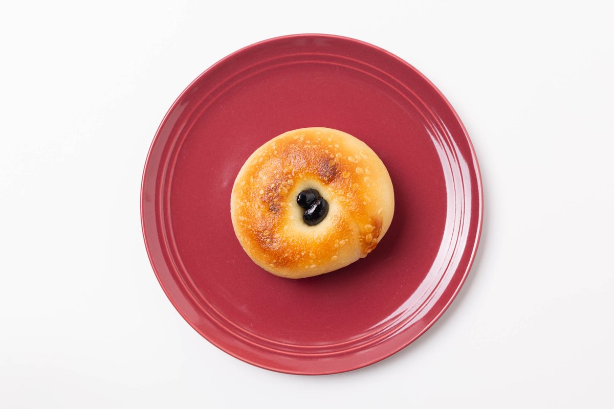 bagel_atsume's tweet image. 【ベーグル図鑑】
丹波黒豆クリームチーズ
コナモーレ｜愛知｜豆・和菓子
洋スイーツ然としていながらも黒豆の和が調和する新しい味わいが楽しめる、季節限定の丹波黒豆クリームチーズベーグル🥯

#ベーグルあつめ
#conamore
#コナモーレ
#丹波黒豆クリームチーズ
#Haveanicebagel
#NoBagelNoLife