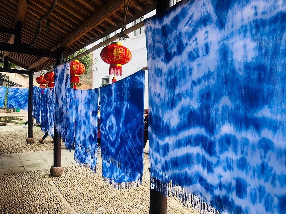 srkm40371999's tweet photo. Try traditional Wuzhou tie-dyeing and produce beautiful patterns with needles, thread, cotton cloth, brushes at #Yantou Village in #Jinhua. https://t.co/1J9PnRJQZa