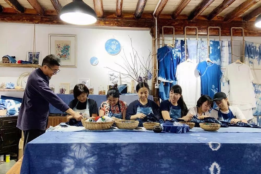 srkm40371999's tweet photo. Try traditional Wuzhou tie-dyeing and produce beautiful patterns with needles, thread, cotton cloth, brushes at #Yantou Village in #Jinhua. https://t.co/1J9PnRJQZa