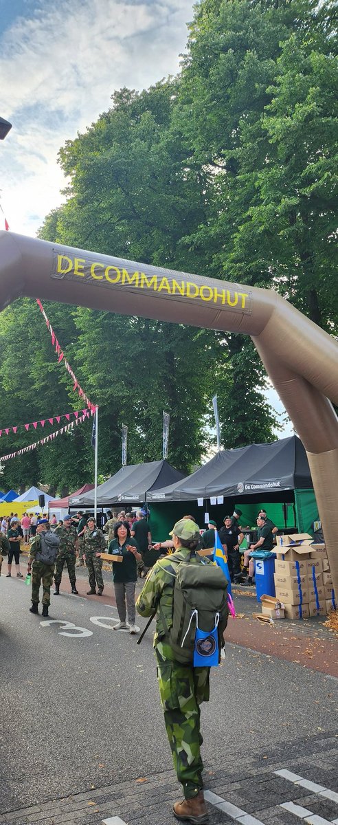 commandohut's tweet image. De koffie en thee staat klaar, de hamburgers en worsten zijn gebakken. Broodjes gesneden, fruit ligt te wachten om opgegeten te worden. Kom gerust langs, we zijn er klaar voor. #4daagse #vierdaagsevanNijmegen
