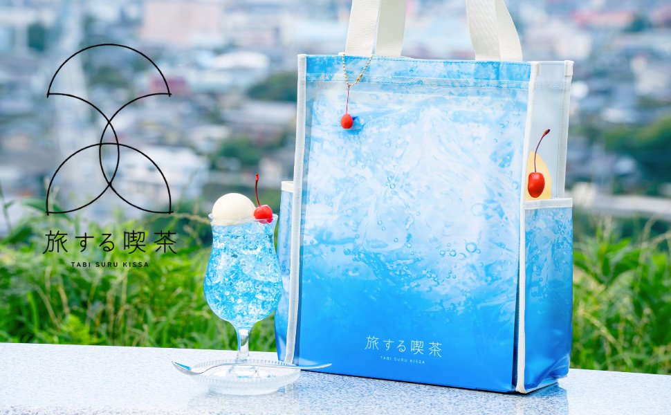 TakarajimaMook's tweet photo. ＼予約開始🌴／
＃旅する喫茶　クリームソーダと旅するトートBOOK』が本日予約開始🍹✨

付録は ＃クリームソーダ のしゅわしゅわソーダ柄が眩しいクリアトートバッグ🍨シロップ漬けさくらんぼ🍒のチャームがポイント🍈

ご予約は数量限定の楽天特典版、通常版の2パターンご用意しています🍉 https://t.co/USnRzgZ5Jt