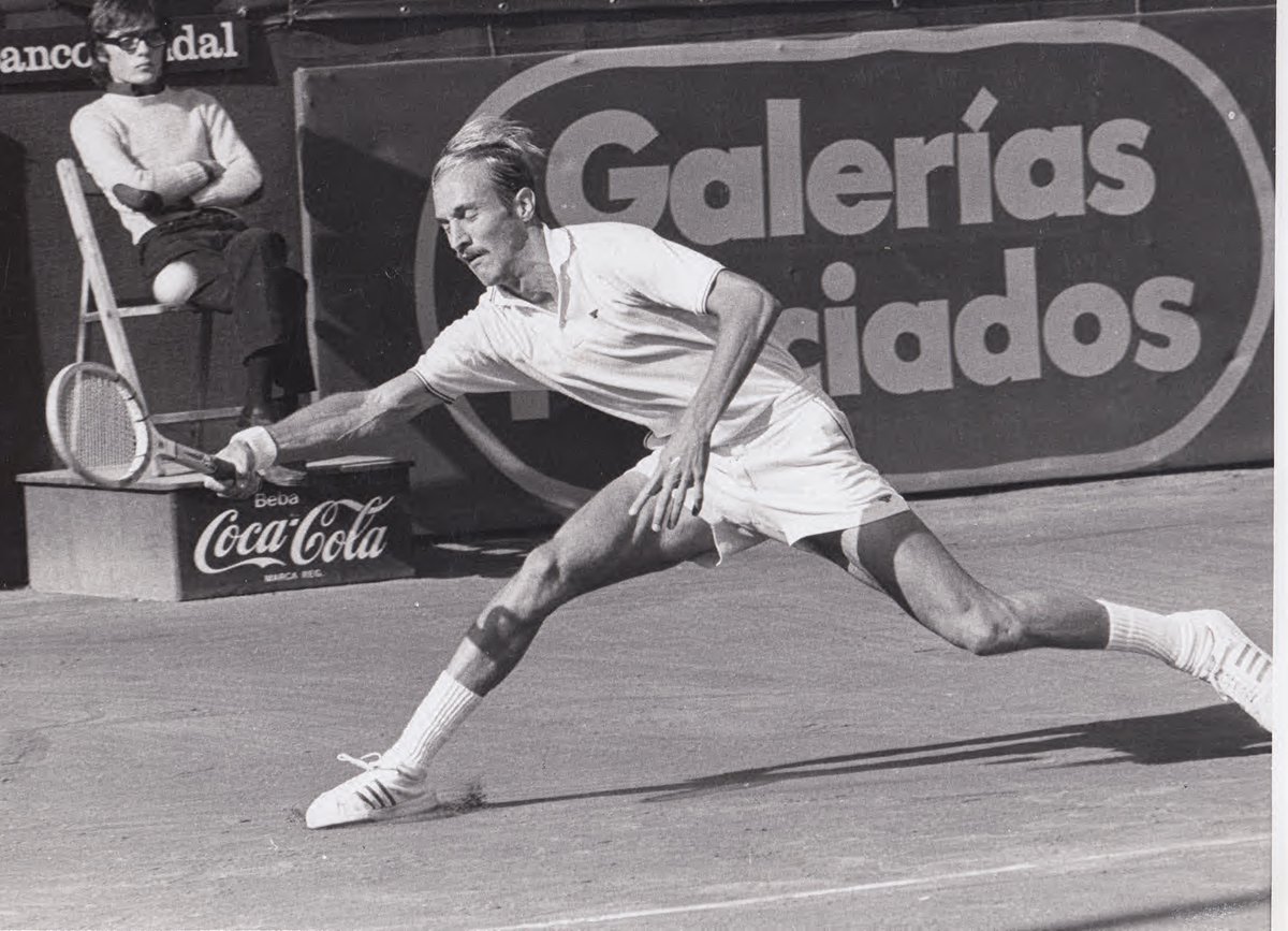 El estadounidense Stan Smith disputando el Trofeo Conde de Godó <a href="/bcnopenbs/">Barcelona Open Banc Sabadell</a> en 1972