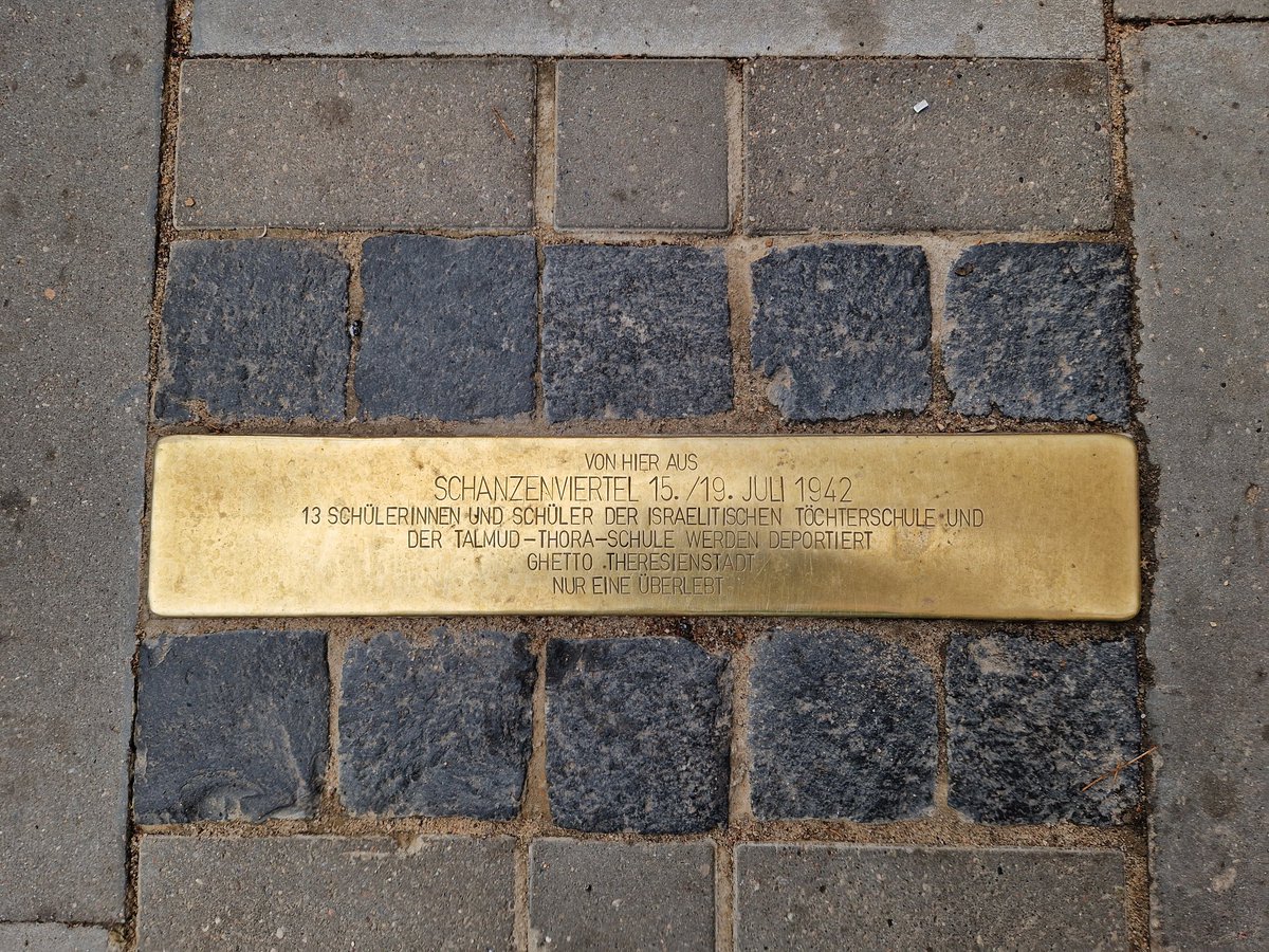 #erinnerungskultur #niewiedervergessen #WeRemember #sternschanze #bvaltona #danke <a href="/HolgerArtus/">hartus@bsky.social</a> sternschanze1942.de/die-rednerinne…