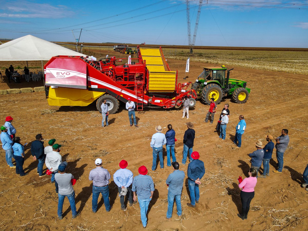 GRIMMEGroup's tweet photo. #GRIMMEworldwide
Our #RowShow is also going on in Brazil. Together with our local dealer, we welcomed many interested potato growers. We started with a walk around, followed by a field demonstration and ended with a delicious fresh barbecue.
#GRIMME #worldwide #brasil #potatoes https://t.co/HKXkaSPEhx
