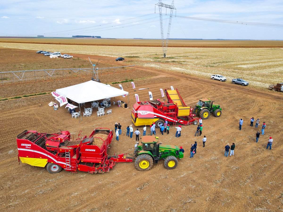 GRIMMEGroup's tweet photo. #GRIMMEworldwide
Our #RowShow is also going on in Brazil. Together with our local dealer, we welcomed many interested potato growers. We started with a walk around, followed by a field demonstration and ended with a delicious fresh barbecue.
#GRIMME #worldwide #brasil #potatoes https://t.co/HKXkaSPEhx
