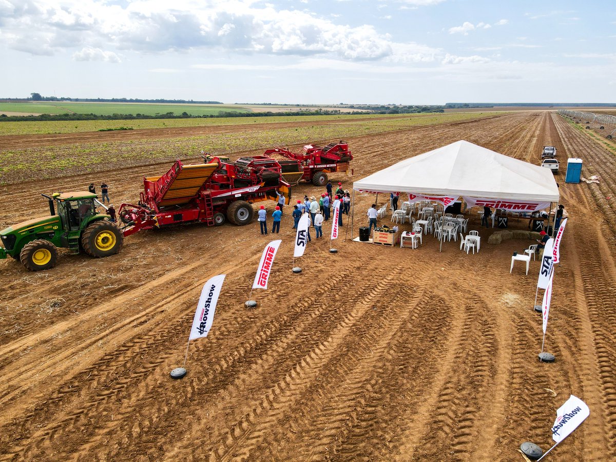 GRIMMEGroup's tweet photo. #GRIMMEworldwide
Our #RowShow is also going on in Brazil. Together with our local dealer, we welcomed many interested potato growers. We started with a walk around, followed by a field demonstration and ended with a delicious fresh barbecue.
#GRIMME #worldwide #brasil #potatoes https://t.co/HKXkaSPEhx