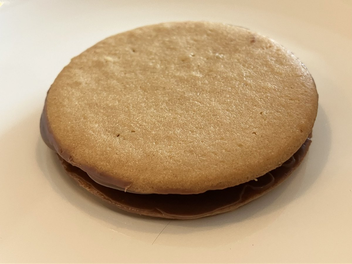 Delicieu_gatau's tweet photo. メルメルのクッキー🍪
中にチョコレートが挟まってました🍫
おいちい〜😋
#Melmel https://t.co/2RZsh0W9ER