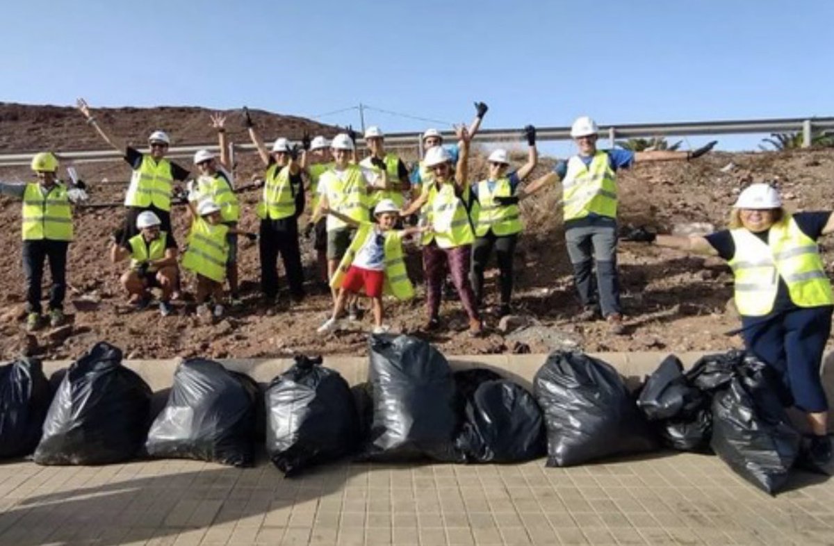 domingomartingc's tweet photo. Voluntarios de @Endesa y la #ONG @SoyMamut participan en una jornada de #limpieza en el #ParqueEólico #CarreteraDeArinaga #Aguimes #Agüimes
 https://t.co/rhN1O7oM1n https://t.co/lIZwSdNMrG