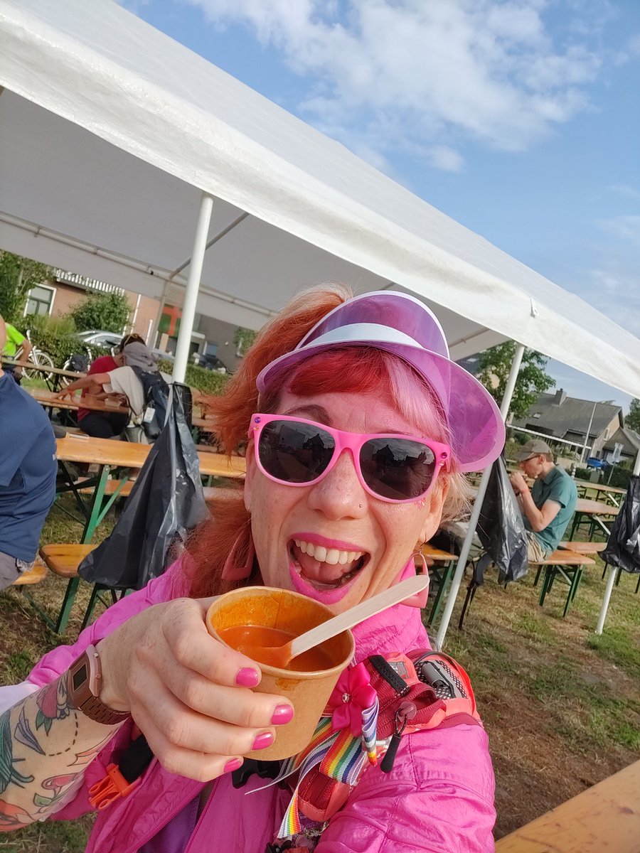 Meisje_Sanne's tweet image. Voor het eerst even pauzeren in anderhalve wandeldag 😅 En tomatensoep kan prima om 8.30 's ochtends 😁

#vierdaagse #4daagse #walkoftheworld #nijmeegsevierdaagse #4daagsenijmegen #4daymarches #rozewoensdag #dagvanwijchen