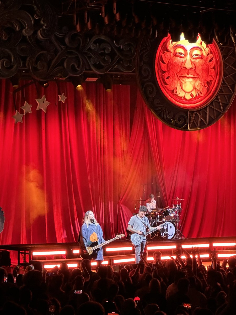 agbwentz's tweet photo. @falloutboy thank you for an amazing night as always 🤘🏼🖤 https://t.co/lyPGJ3StMq