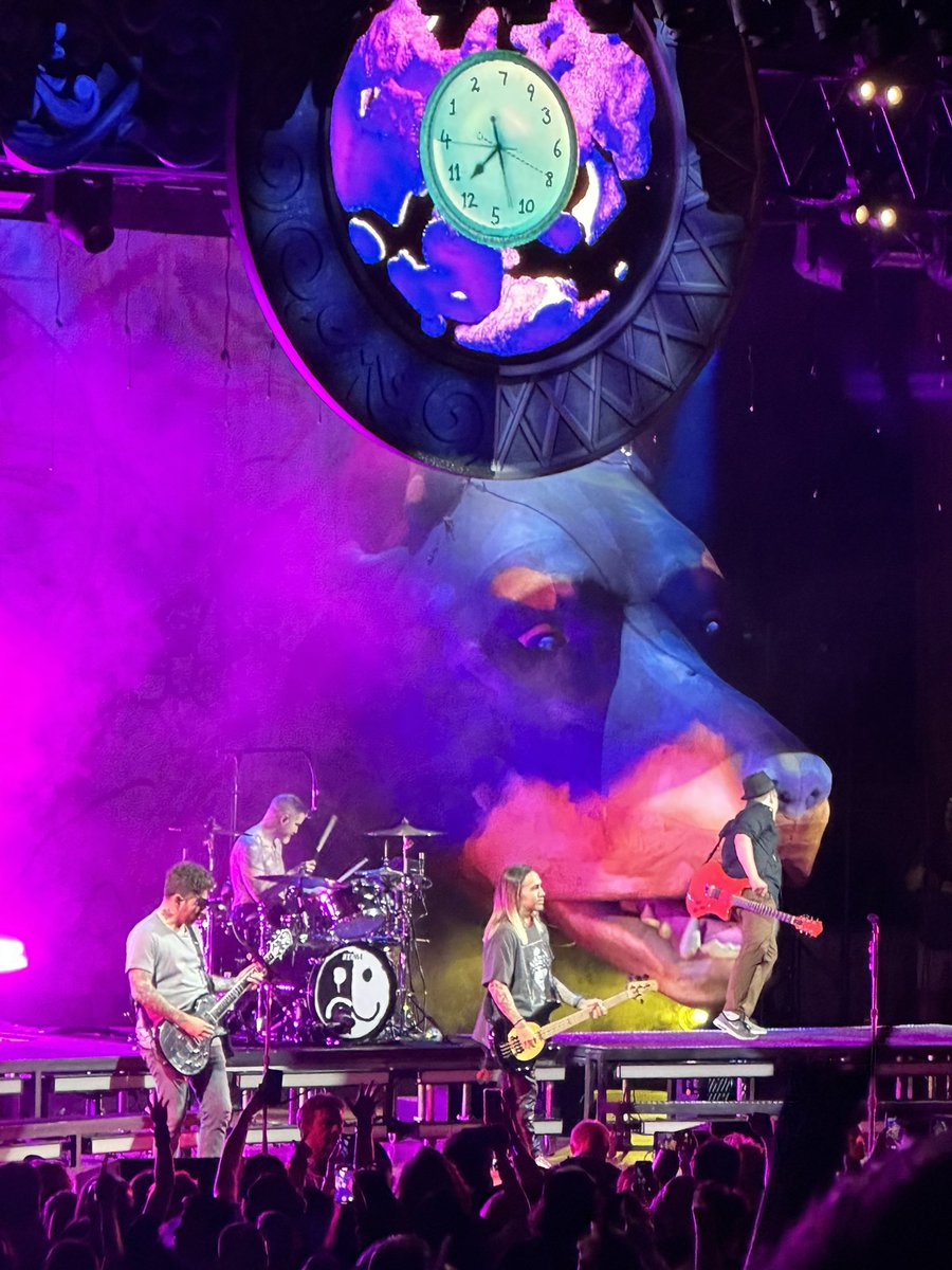 agbwentz's tweet photo. @falloutboy thank you for an amazing night as always 🤘🏼🖤 https://t.co/lyPGJ3StMq