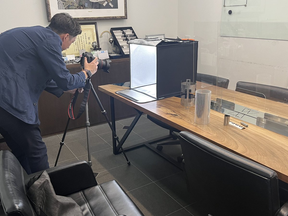 mtd_weldy's tweet image. 本日もお疲れ様です！
今日は色八屋さんが来社してなにやら撮影中…📸今後弊社を宣伝するのに重要な「何か」を製作しているので完成が楽しみです👀✨
次の展示会に持って行く予定なので、来場したら新しい「何か」要チェックです👍
#企業公式つぶやき部 #企業公式がお疲れ様を言い合う