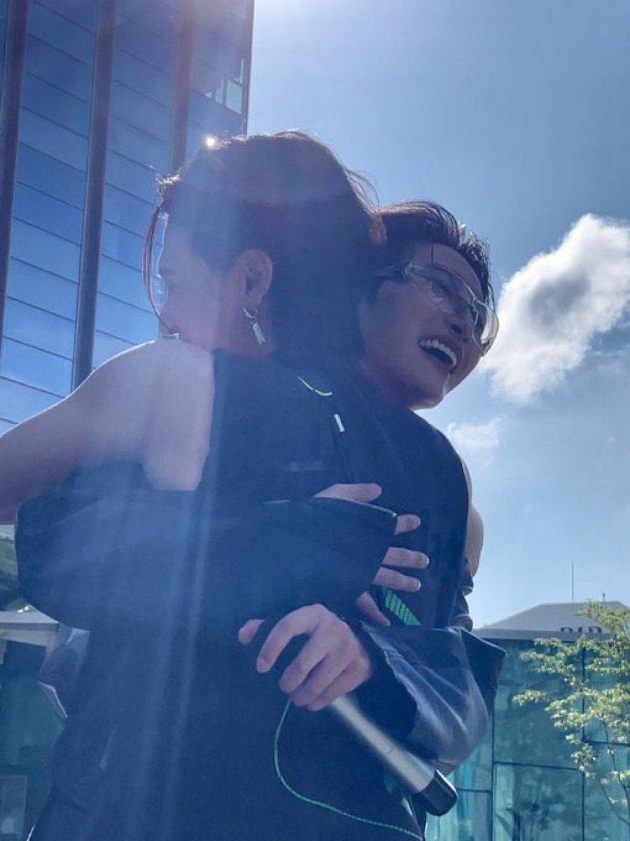 alwys4wy's tweet photo. THIS HUG 💔💔💔 https://t.co/4qoMvBmEDe