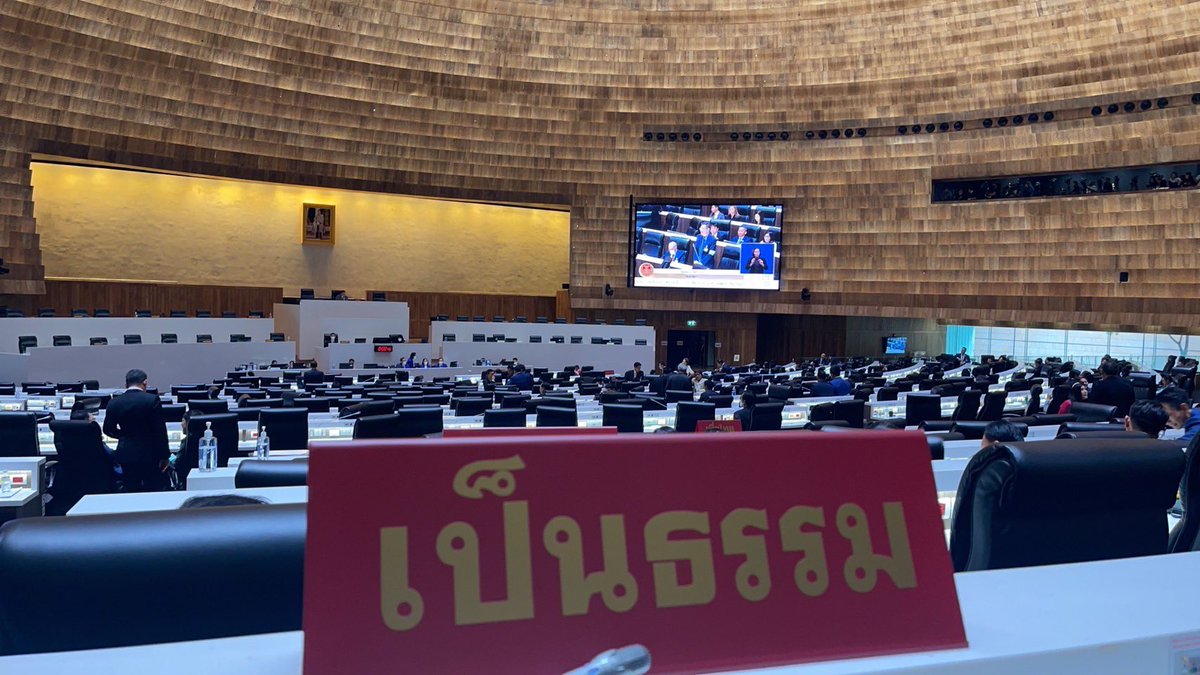 nolkannavee's tweet photo. สำหรับการประชุมสภาฯ ตั้งแต่เช้าจนถึงตอนนี้ แล้วยังไม่ได้ไปไหนซักที เป็นเพราะว่าเรากำลังติดอยู่กับภาพเล็กๆ ครับ ผมได้สรุปประเด็นมาให้เป็นข้อๆ เพื่อจะได้เห็นภาพใหญ่ที่เราควรจะพิจารณามากกว่า ดังนี้ครับ (ต่อ) https://t.co/GmNe0Q0XJ9