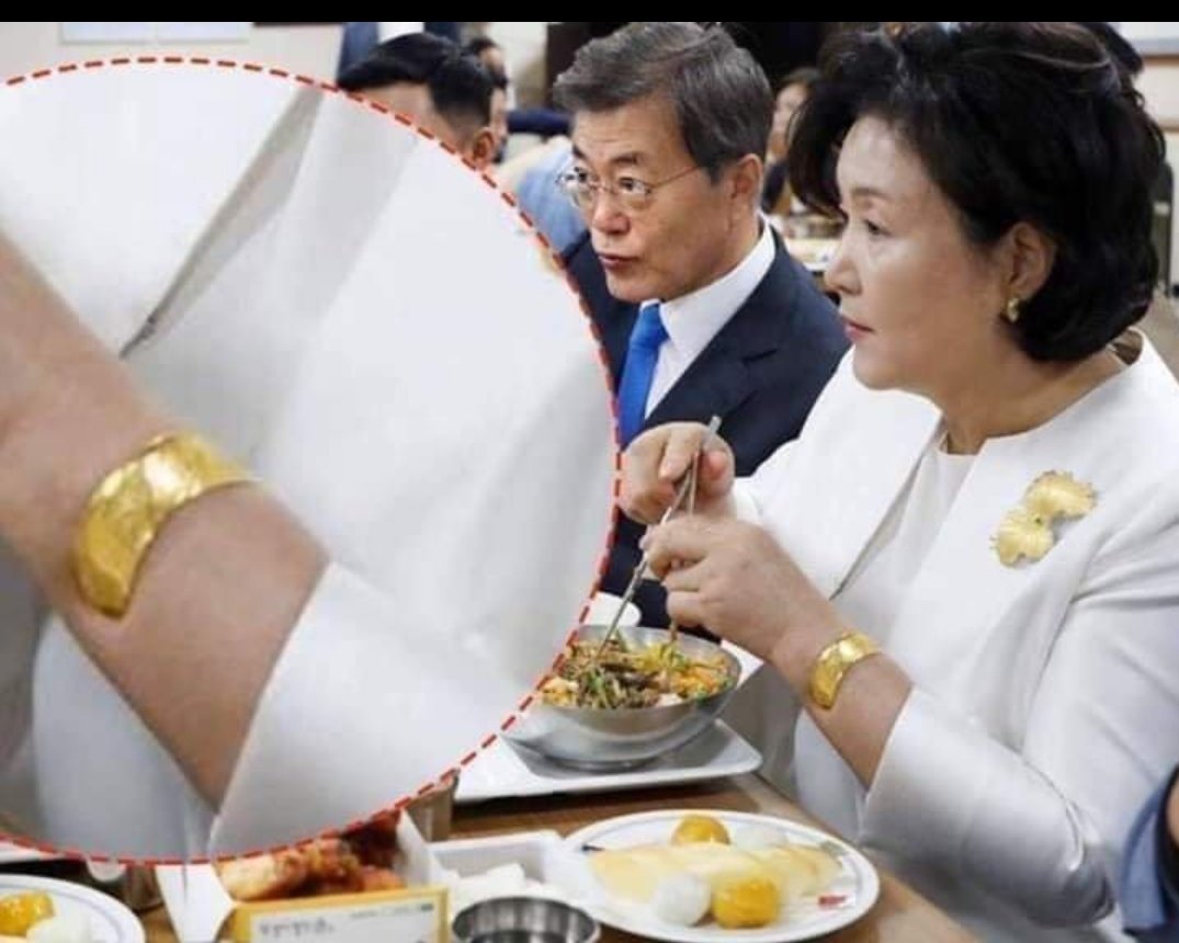 dolparinq5678's tweet photo. 4천억을 어디다 썼냐구
마눌 드럼통 휘감은 헝겁에 쓴거냐
마눌 돼지 팔뚝에 감은 금붙이 샀냐
도대체 그많은 돈을 어디에 쓴거냐 🔞 https://t.co/Dx0Po0N1Nq