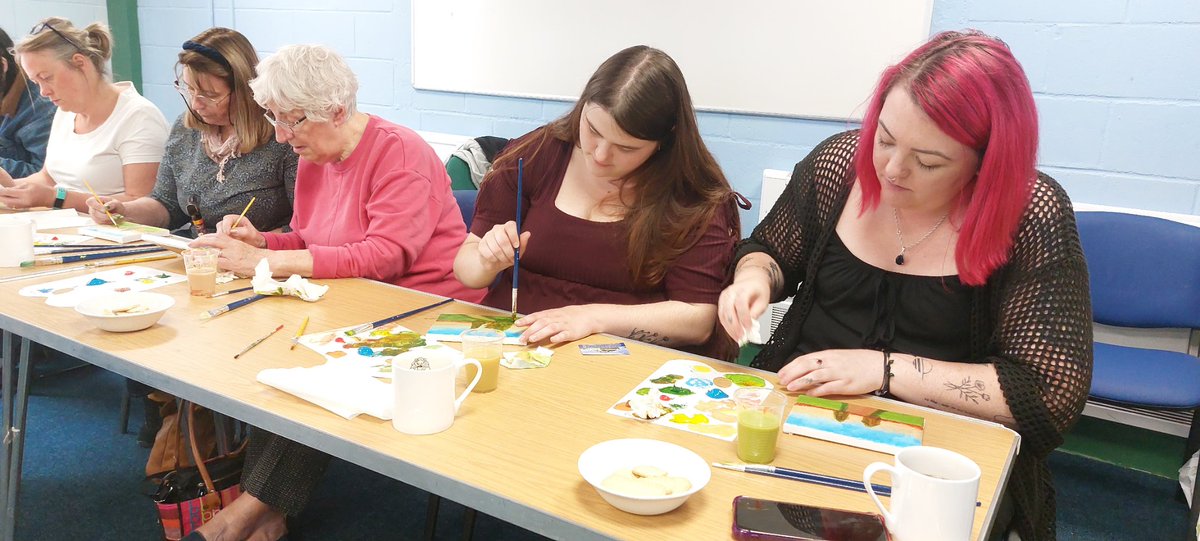 ArtofTonyNero's tweet photo. Great fun with the Orton Makers yesterday afternoon. Arty workshop, #painting #landscapes in acrylics. Thanks to @PboroPresents for making it happen and for inviting me back 🎨👌🏽 #workshops #Peterbrough https://t.co/pkkEWw2HSh