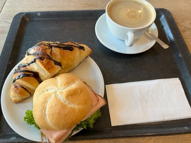 Guten Morgen aus München! Nach der ganzen Aufregung um die Exklusivmeldung der <a href="/wiwo/">WirtschaftsWoche</a> zum Lebenszeichen von Jan #Marsalek habe ich mich ausreichend für den heutigen #Wirecard-Prozesstag gestärkt. Ich berichte im Liveblog. Ab jetzt: wiwo.de/unternehmen/di…