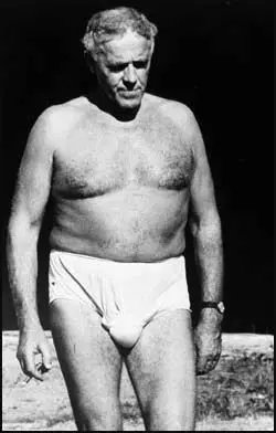 Very rare to see this level of tailoring nowadays, even on the wealthy. So let's talk about some of the reasons why it's great.