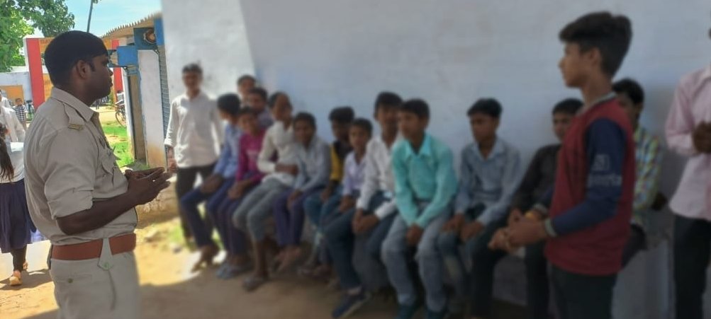 balrampurpolice's tweet photo. #BalrampurPolice
 #SPBalrampur के निर्देशन में जनपद के समस्त थानों पर गठित  #एण्टी_रोमियो_टीम द्वारा #MissionShakti अभियान के क्रम में  सार्वजनिक स्थानों/ बाजार/ग्रामीण क्षेत्र आदि जगहों पर महिलाओं/बालिकाओं आदि को जागरुक किया गया। https://t.co/THdV7kKn6c