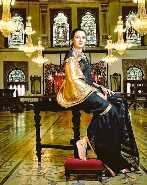 IndiaArtHistory's tweet photo. In the frame, a royal princess draped in a six yards of sheer elegance.
There is a certain timelessness in this moment, a hidden charm that solicits second glance.😍
Maharani Radhika Raje Gaekwad of Baroda. https://t.co/DUn0XquwMF