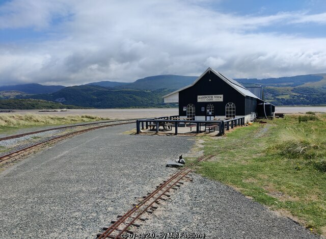 Wales_On_Rails's tweet photo. ๐ Not only can you enjoy a tasty snack ๐ฅ while admiring the estuary views ๐๏ธ at the Harbour View Cafรฉ, you can also catch a ferry โ to #Barmouth making #BarmouthFerry Station on the @FairbourneRly one of many #FascinatingStations to visit. @ScenicRailBrit https://t.co/Eyo8Y1hZl7