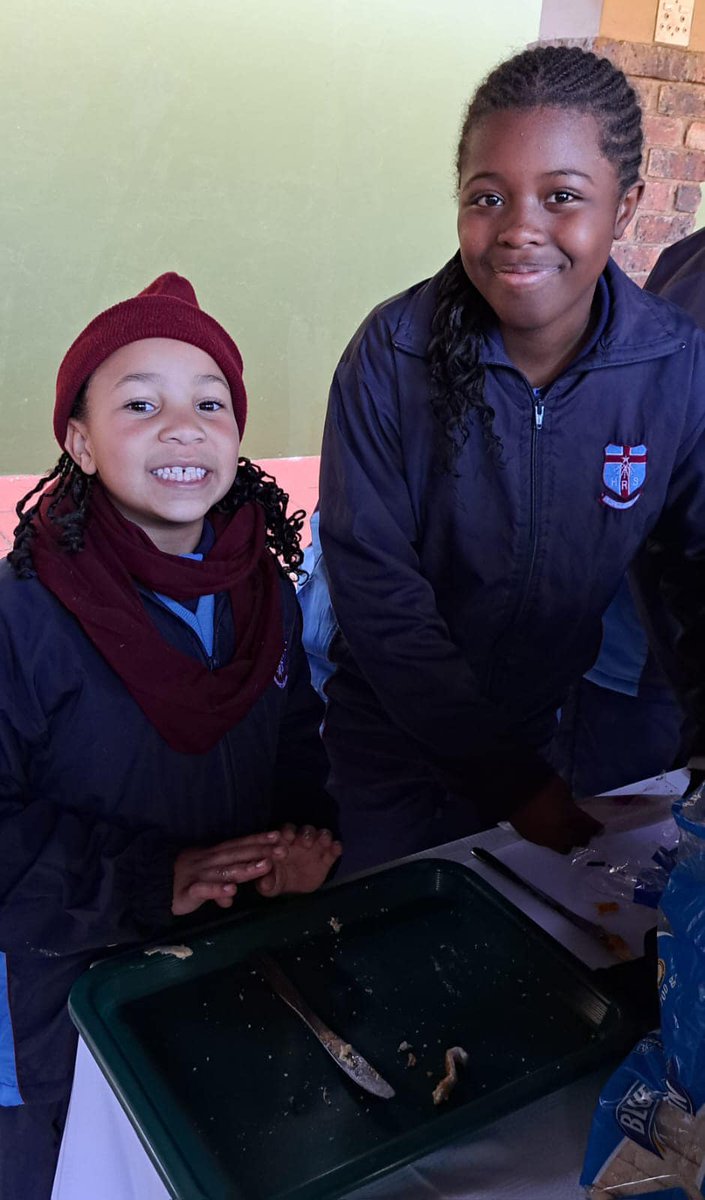 Our Primary School girls dedicated their 67 minutes for Mandela Day making sandwiches for the Khanyisa Soup Kitchen at the Edenvale Methodist Church.
All the grades will continue to make sandwiches throughout the week.
#MandelaDay2023 #67minutes #WalkasOne