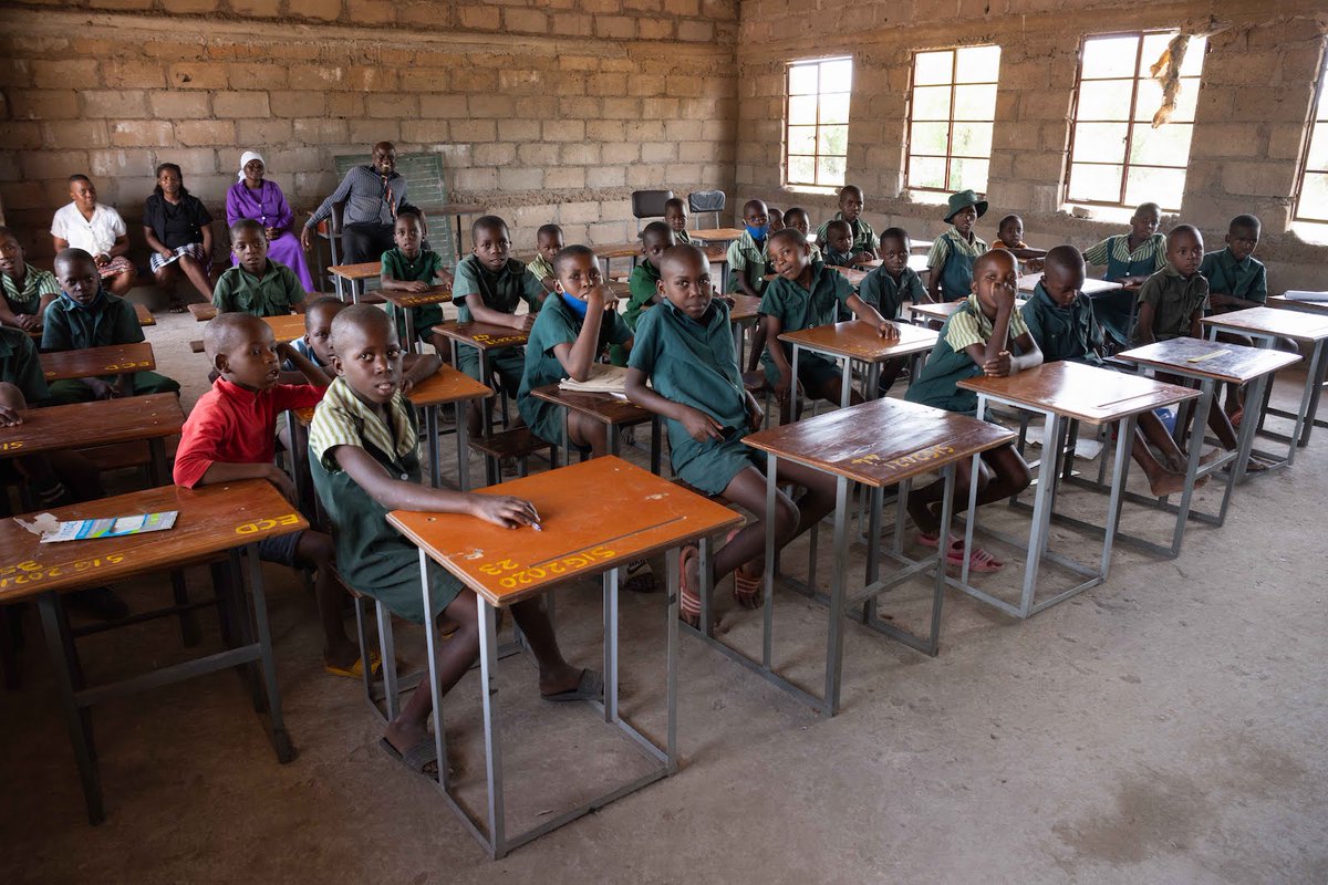 herorats's tweet image. With support from @StateDeptPM APOPO is making land safe. APOPO also carries out mine risk education at schools like this one in rural #Zimbabwe. Using informative posters, our team teaches children how to protect themselves against explosive hazards.  #EORE #SocialTransformation