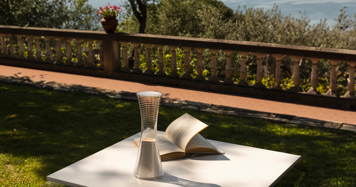 Come Together by Carlotta de Bevilacqua: a portable lamp with 32 hours of freedom, designed for optimal performance and easy carrying. It's your perfect companion for any task, anywhere. Find it on artemide.com! #Artemide #PortableLamp #CarlottaDeBevilacqua