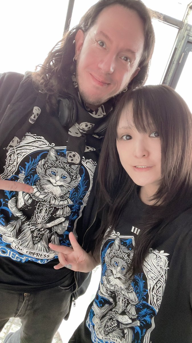 michal666jp's tweet photo. 海外の著名なメタルアーティストと交流があろうが
海外のフェスに出たり海外でツアーやったりしようが
実力なければ歌えない曲を歌いこなそうが
人外のスペックを持っていようが

“��内での売上と動員がなければ”

日本のメディアには取り上げられないし
関係者にも見下されるし
ファンの人の基準も『売れてないから偉くない、応援しがいがない』になる

これが日本。。

ビジネスの面で言うと正しいからね！
売上なければ貢献できませんからね

でも芸術面とかはどうでしょうか、、
むしろ芸術的伸び代をメディアが取り上げて伸ばすのって未来への投資では…？
(今売れてる人たちが解散したり止まったりした時のためにも次の世代をみんなで育てるの大切なんじゃ…？)

と、思うんですけどね、
これもビジネスですからね　

という悔しさを持ちながら生きています