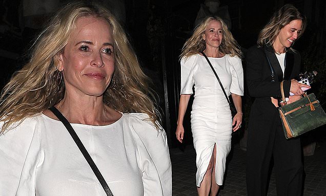 Chelsea Handler puts on a stylish display in white midi dress with shoulder-padded sleeves as she enjoys a girls' night out in London https://t.co/JgGWTx1BeO https://t.co/7KEoRLV5b1