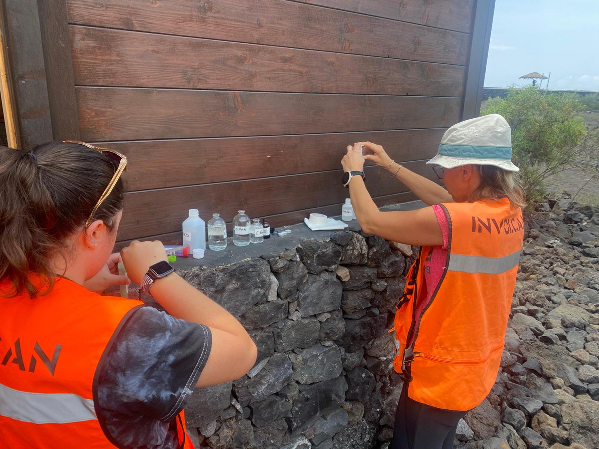 involcan's tweet photo. 🇺🇸 Sophia Ioli (Miami University, USA) and 🇮🇹 Ida Bonomini (Italy), both enrolled in the #2023INVOLCANSummerScienceTrainingProgram, are in #LaPalma with #INVOLCAN performing hydrogeochemical and diffuse CO2 monitoring activities for the volcanic surveillance of Cumbre Vieja. https://t.co/q6F6SBZgr7