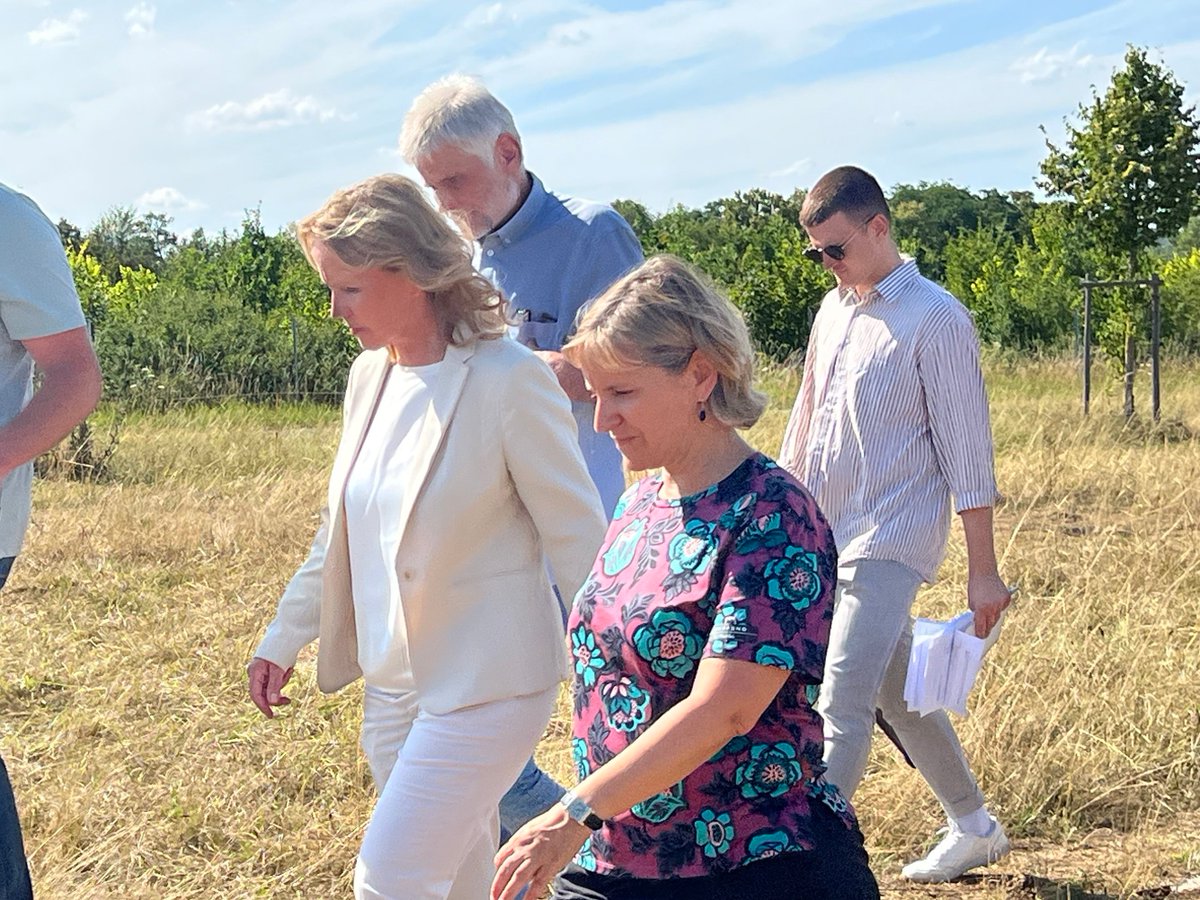 _BMUKN's tweet photo. Wie natürlicher #Hochwasserschutz funktionieren kann, darüber informierten sich BM'in @SteffiLemke und  Stm'in @katrineder bei einem Besuch der renaturierten  #Nahe-Auen in #RheinlandPfalz: https://t.co/RqmcS7XmI6 https://t.co/IHssOl4zpR